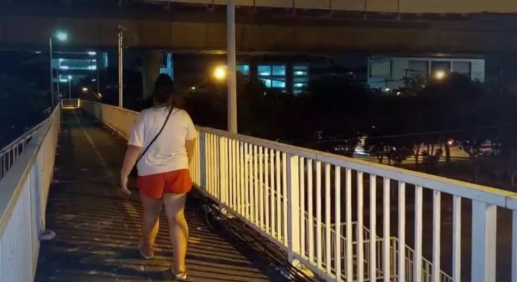 Het gebruik van een voetgangersbrug in Thonburi kan U Uw leven kosten