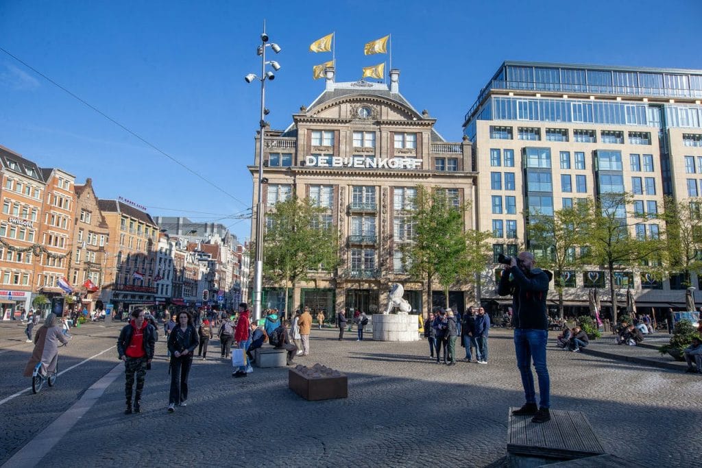 Miljardairsfamilie doet de Bijenkorf over aan Thaise retailreus