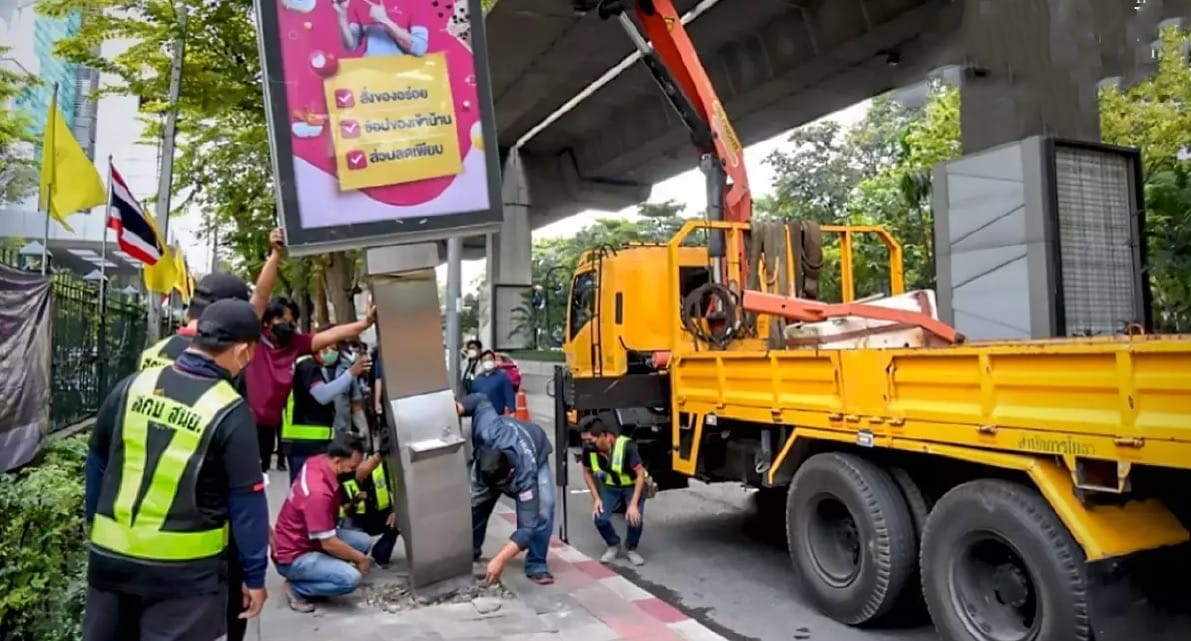 De waterfonteintjes in de hoofdstad van Thailand worden weggehaald en de trottoirs geëgaliseerd.