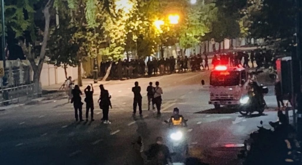 Demonstranten van de Chana Rak Thin groep in Bangkok werden allesbehalve vreedzaam begeleid, zo een parlementslid