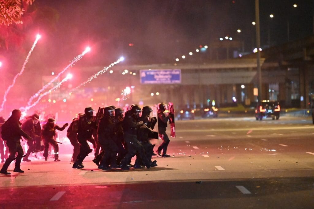 Politie Thailand krijgt felle kritiek op plannen om voor miljoenen baht traangas en oproeruitrusting te kopen