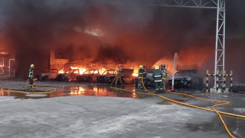 Grote brand heeft drie magazijnen en zeven pick-up trucks in de wijk Phan Thong van Chonburi in as doen vergaan