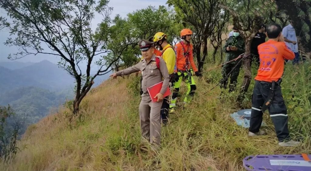 Bij een val van een klif aan de Thais-Myanmar grens is een soldaat omgekomen en raakte een andere gewond.