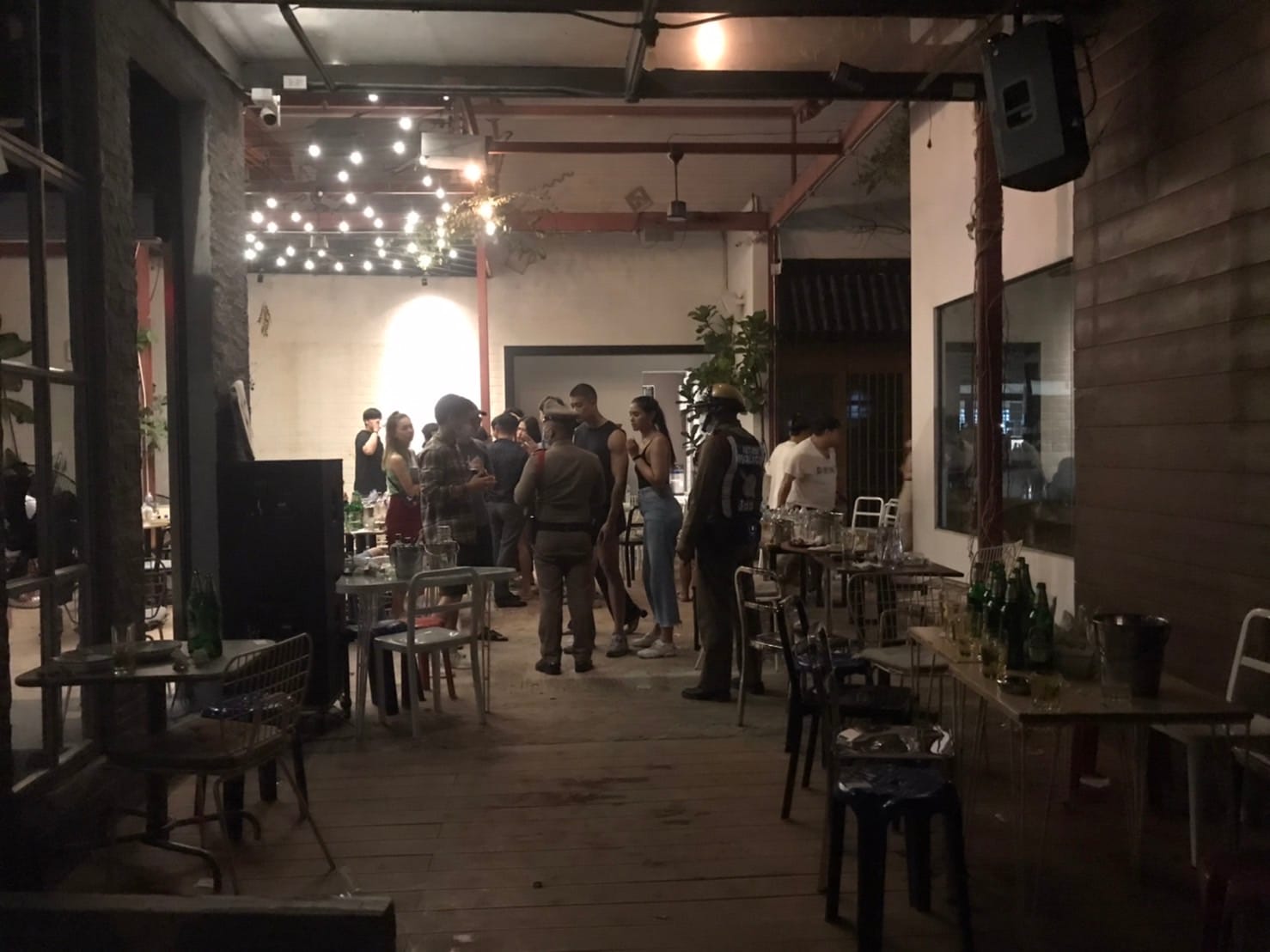 🎥 | Restaurant in Pattaya veranderd na de avondklok in een heuse nachtclub