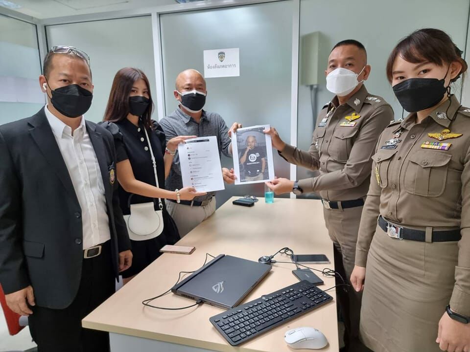 De rondborstige pannenkoek verkoopster van Chiang Mai dient bij de politie een klacht inzake seksuele intimidatie in 