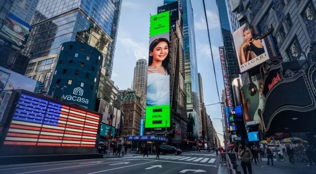 Tai Orathai wordt de eerste luk thung-zanger die op het billboard van Times Square verschijnt