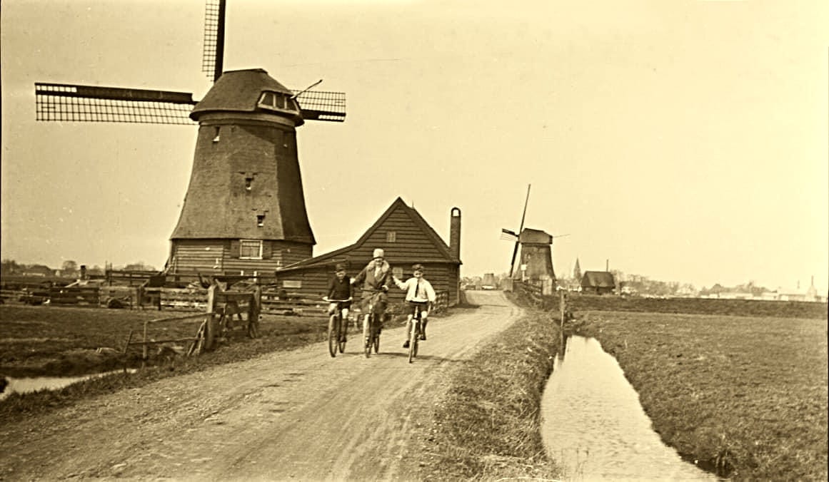 HET MOLENRIJK UITGEEST IS IN DE LOOP DER EEUWEN RIJKELIJK BESCHREVEN