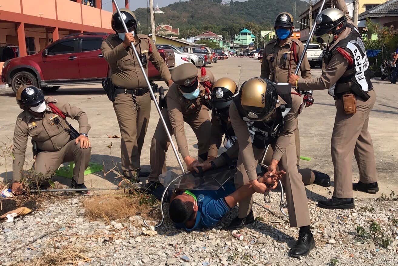 Politie Chonburi hield een speciale training met het arresteren van tegenstribbelende verdachten