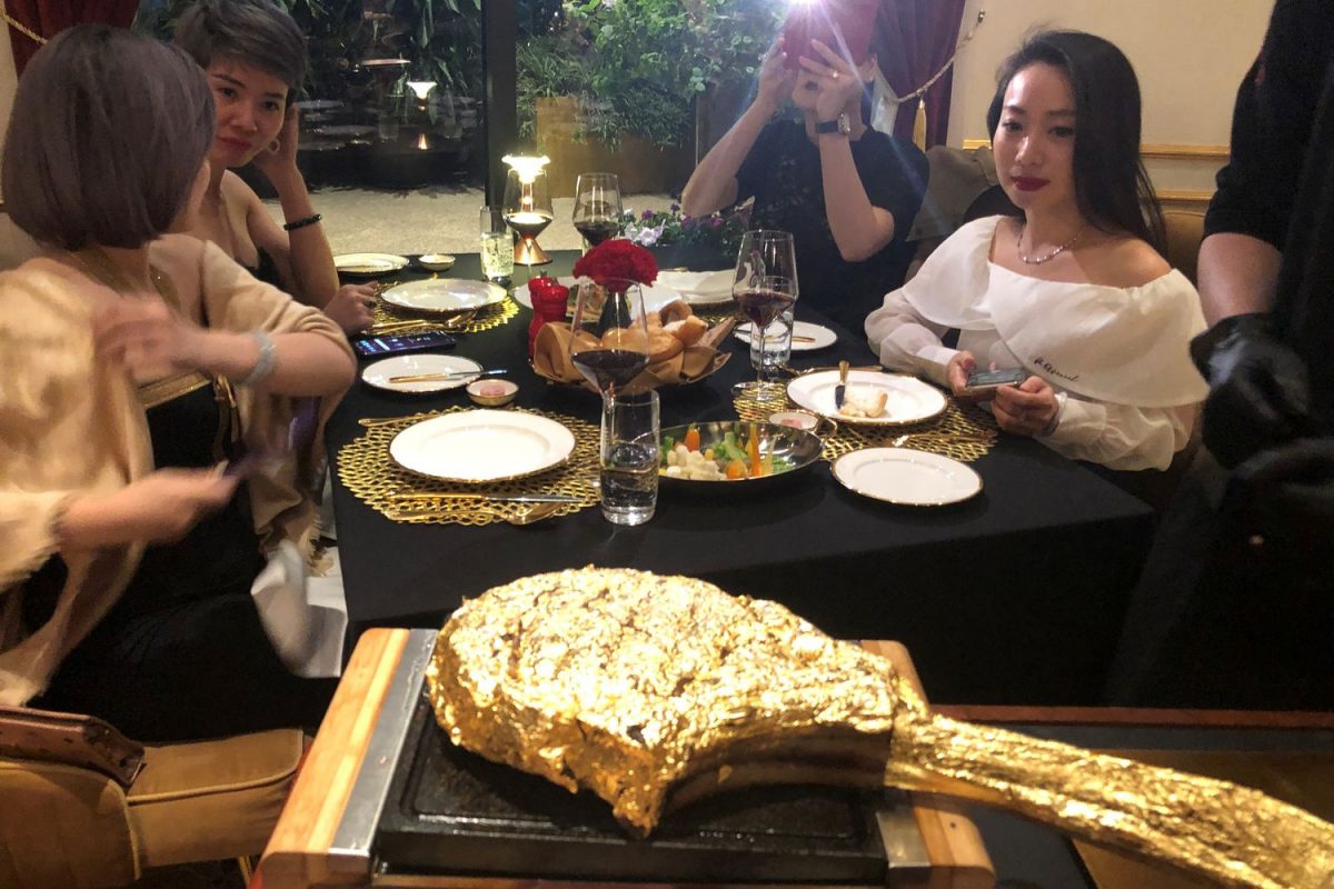 🎥 | “Betaalbaar’ restaurant in Vietnam zet een gouden steak met een klein vetrandje op tafel