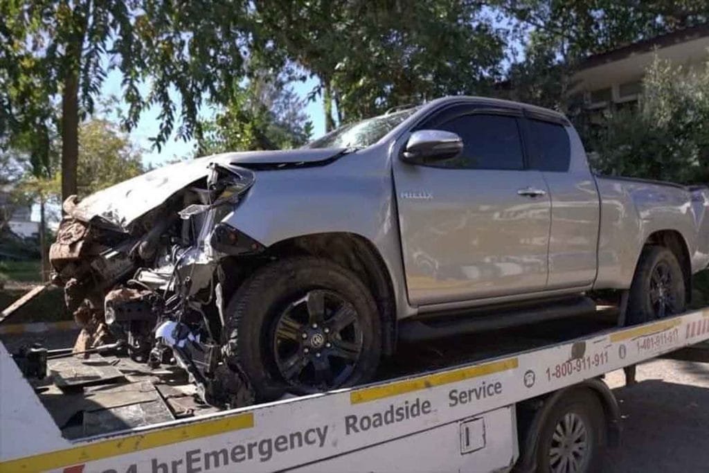 Vrouwelijke drugskoerier rijdt tijdens politieachtervolging in de provincie Maha Sarakham haar pick-up total loss