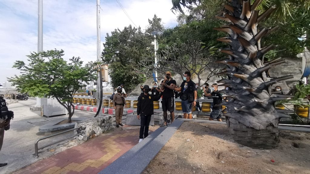 Russische toeriste op klaarlichte dag op Bali Hai Pier in Pattaya beroofd, verdachte gearresteerd