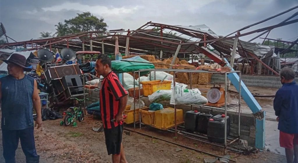 Wervelstorm vernietigd binnen 5 minuten een dorpje in Songkhla en veroorzaakt een schade van 3 miljoen baht.