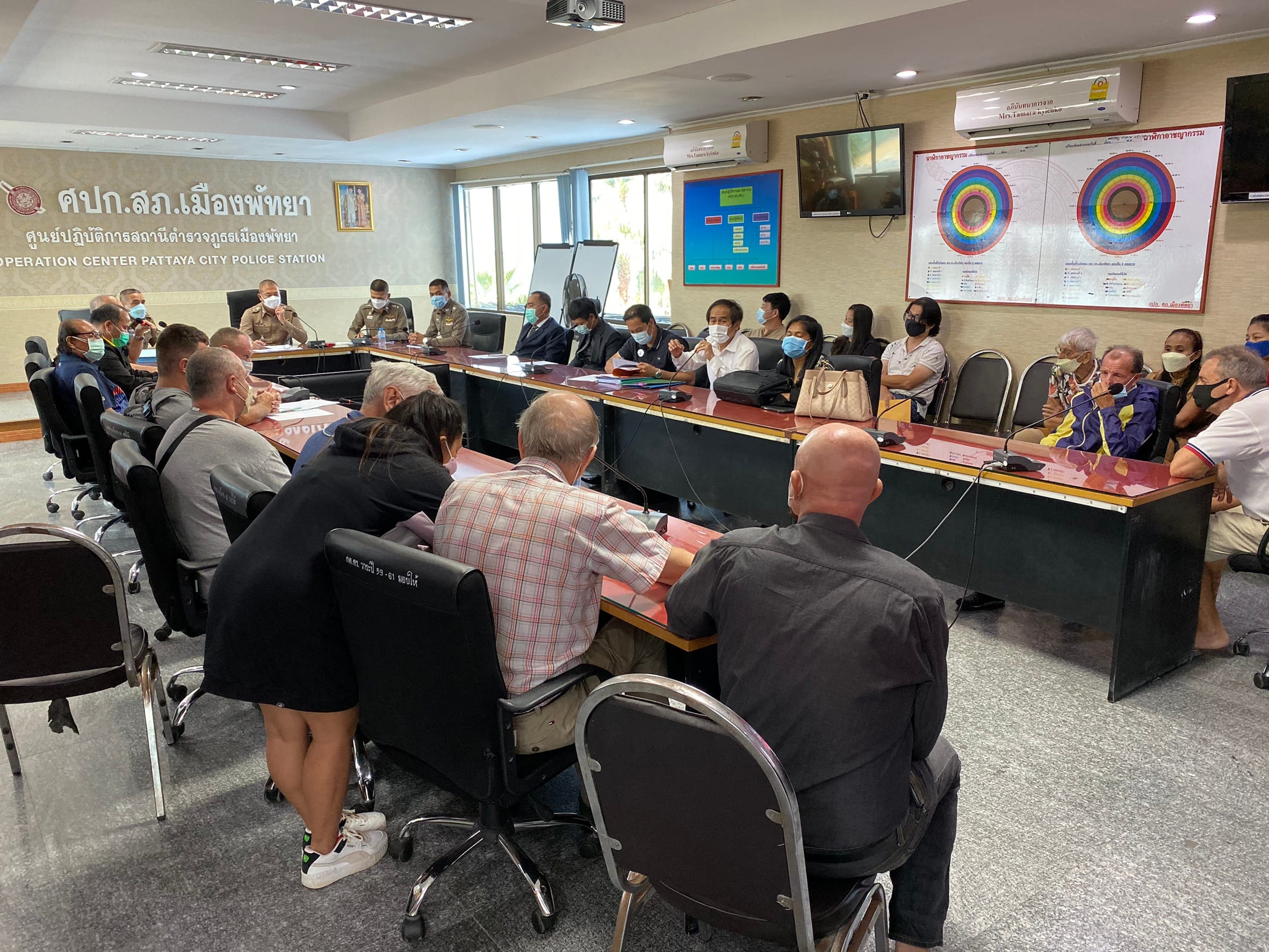🎥 UPDATE |Meer dan 20 buitenlandse en Thaise slachtoffers volgen fraudezaak tegen bankmedewerkers in Pattaya op de voet