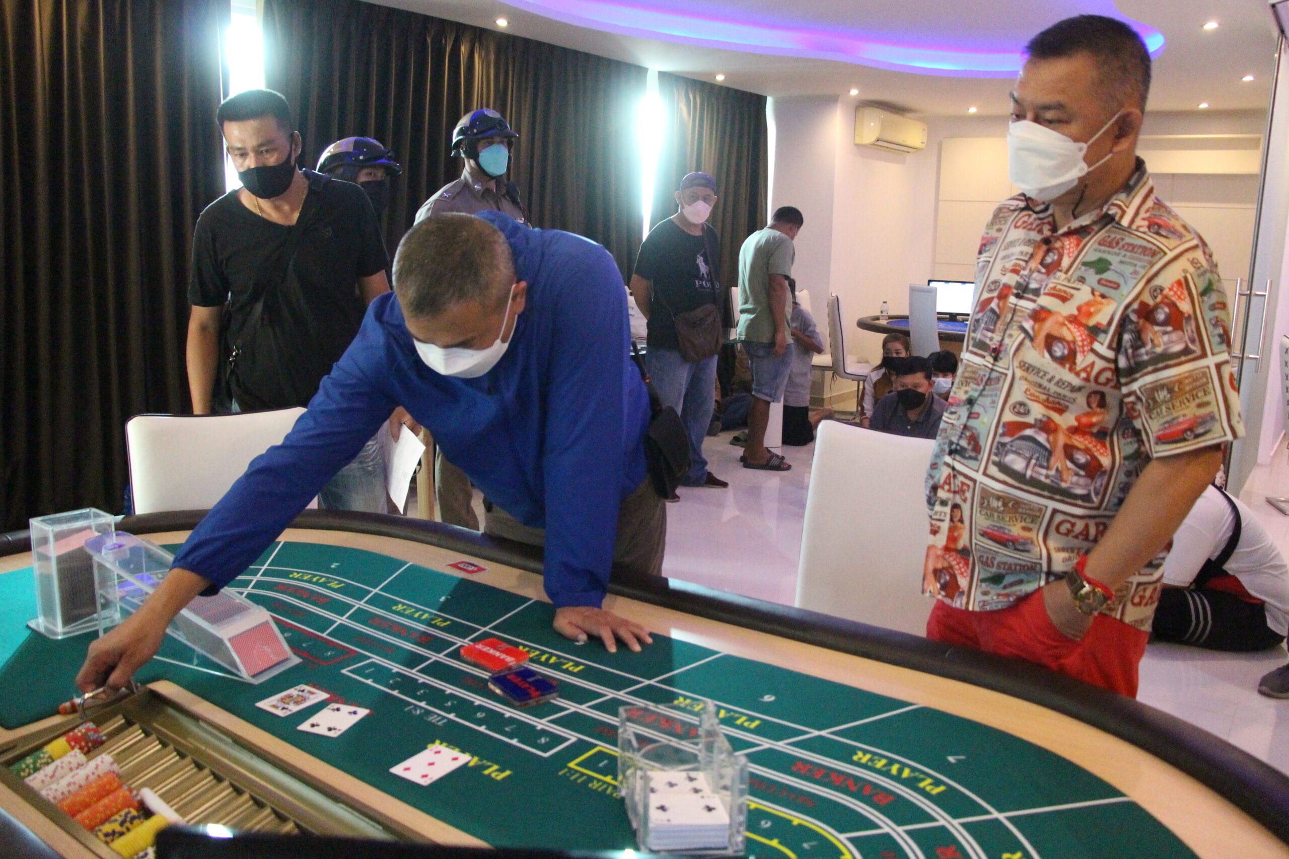 Achttien arrestaties in condominium in Pattaya tijdens kerstweekend wegens het bezoek aan een illegaal gokhol