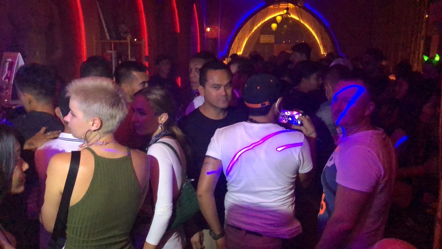 Tijdens de kerstdagen is de Art Gallery en één Cafe in Jomtien door de politie overvallen voor het houden van één nachtelijk kerstfeest