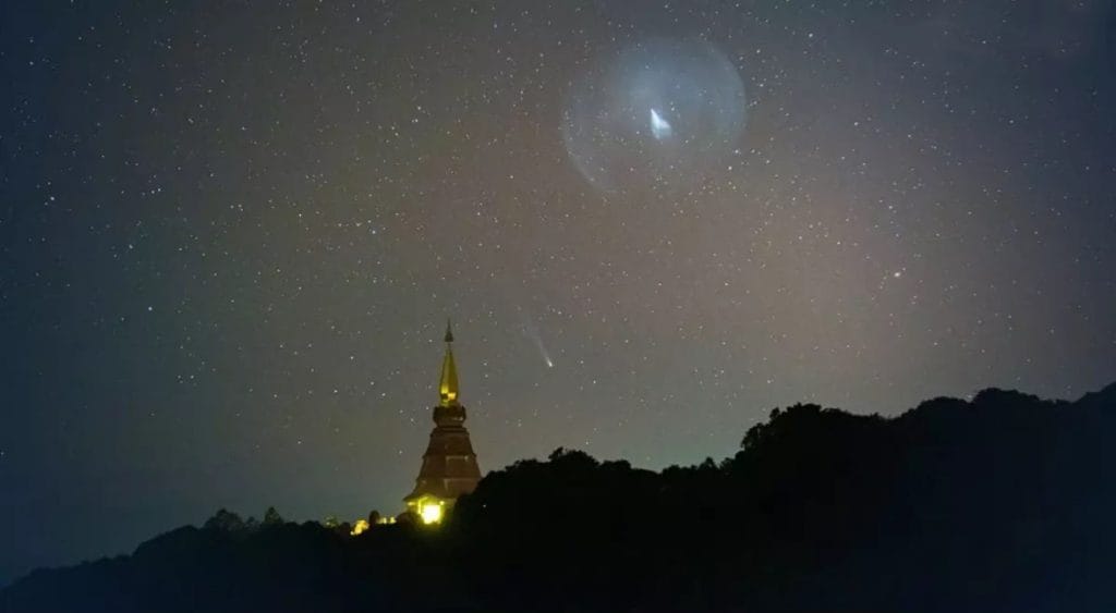 Buitengewone foto boven de Doi Inthanon in Thailand toont één passerende komeet