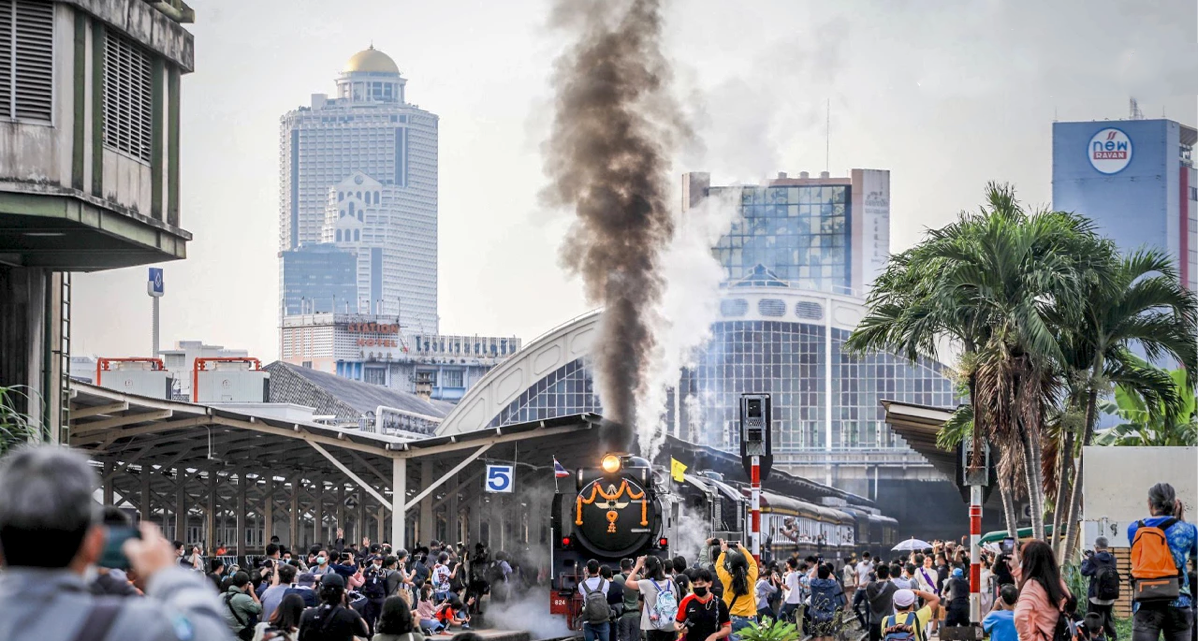 Bangkokianen haasten zich naar Hua Lampong station om daar het laatste ‘historische moment’ vast te leggen