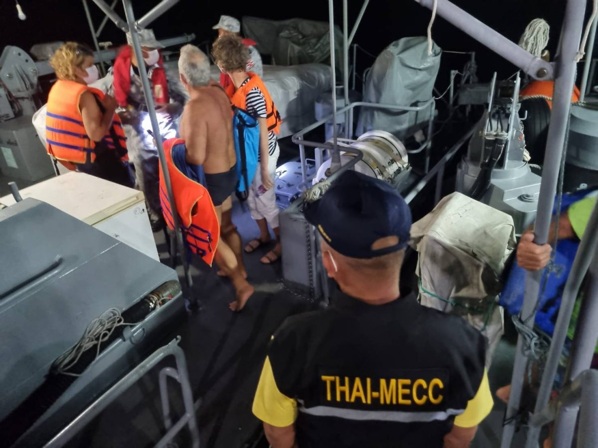 Zes Belgische toeristen door de Koninklijke Thaise Marine nadat ze op een eiland in Sattahip vast kwamen te zitten