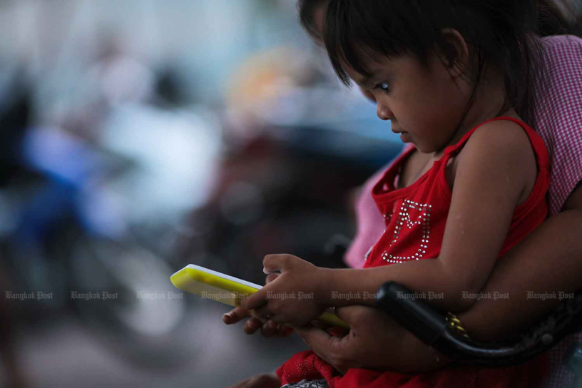 Minderjarige Thaise kinderen worden online verleidt om seksueel getinte foto’s van zichzelf te maken in ruil voor credits
