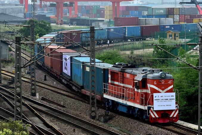 De eerste treinlading Thaise rijst is via Chinese – Laotiaanse spoorweg op naar China