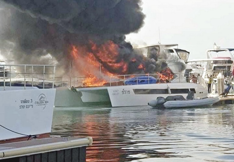 Luxe jacht van 20 miljoen baht vloog gistermorgen in brand in Sattahip