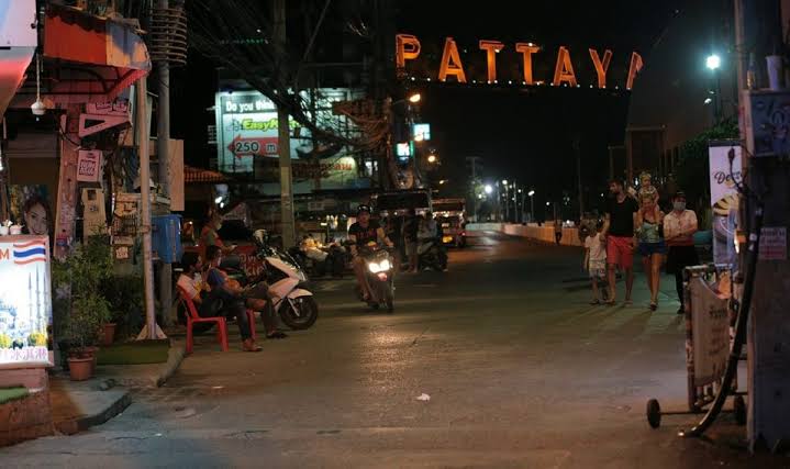 Burgemeester van Pattaya schuift de schuld voor de exploderende Covid19 explosie van de hand