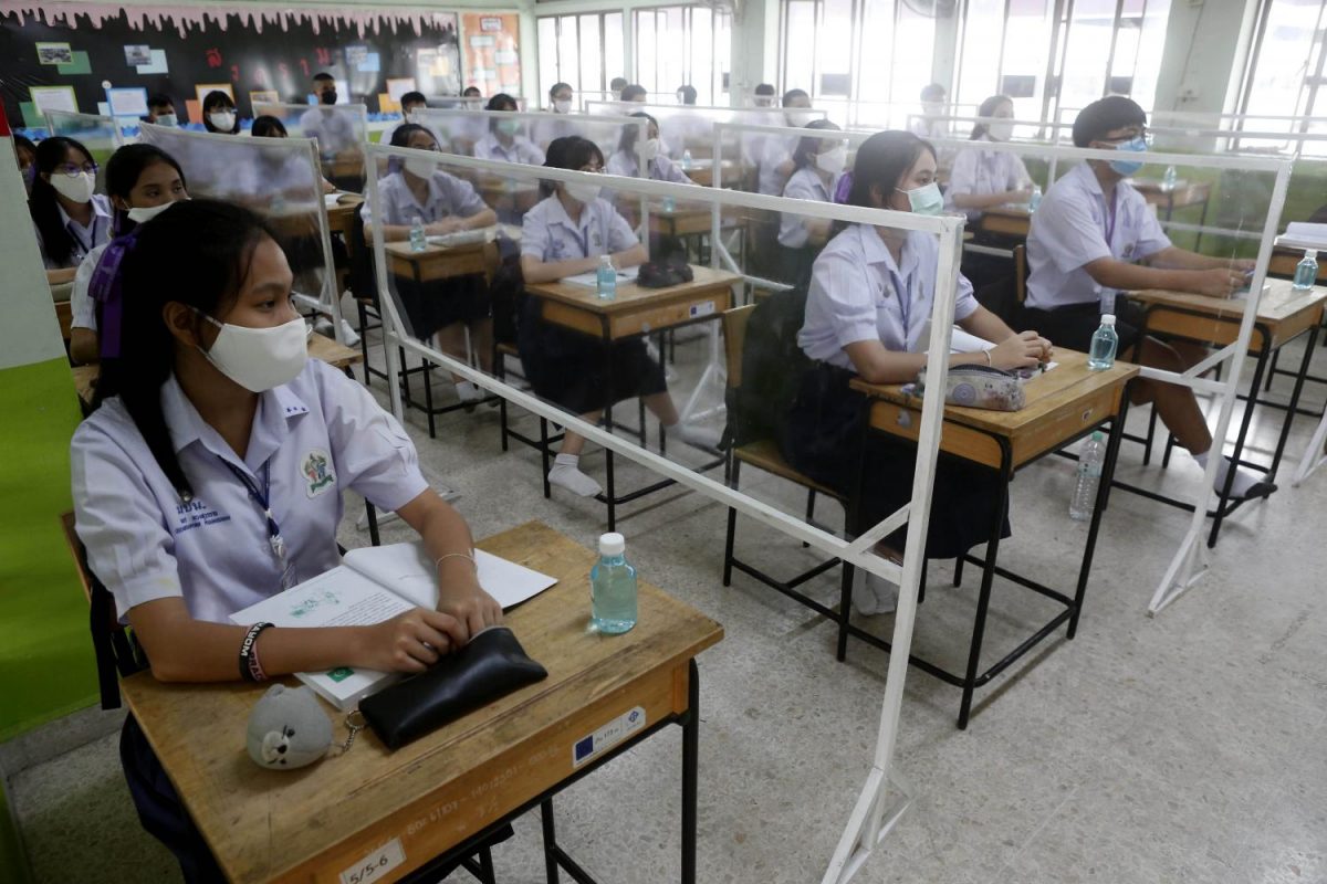 Te midden van virusdreiging zijn de scholen in Thailand weer klaar om weer online les te geven