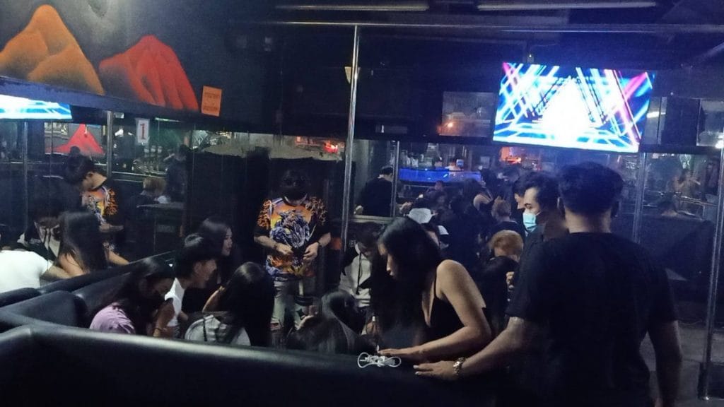 Karaokebar in Pattaya na sluitingstijd door de stadspolitie doorzocht wegens het overtreden Covid 19 maatregelen