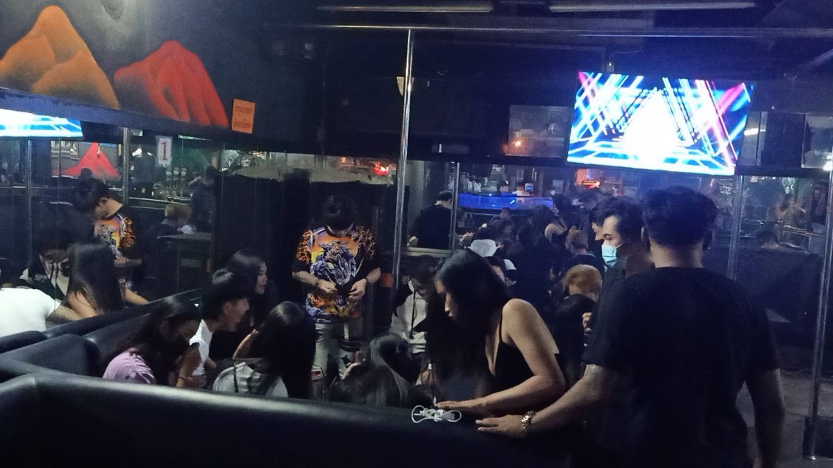 Karaokebar in Pattaya na sluitingstijd door de stadspolitie doorzocht wegens het overtreden Covid 19 maatregelen