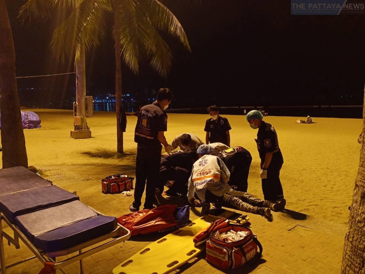 Thaise jongeman werd gisteravond laat op het strand van Pattaya zwaar toegetakeld 