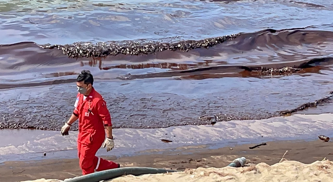 BREAKING NEWS | Olieramp bij Rayong omvangrijker dan gedacht, de kustlijn is nu gemarkeerd tot rampgebied