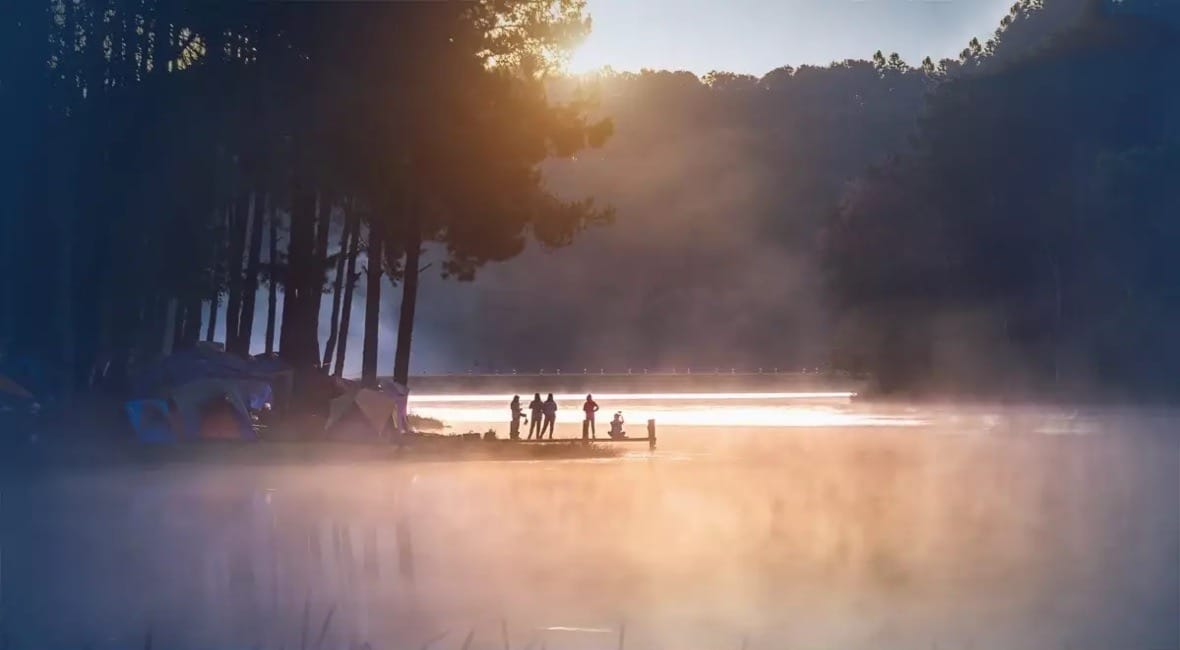 Onguur weer in het noorden en noordoosten, geïsoleerde onweersbuien in het lagere zuiden van het land