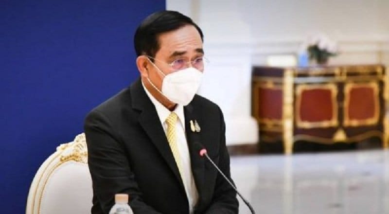 Premier Prayut zong gisteren tijdens een vergadering een lied om het moreel van collega’s tijdens de huidige politieke storm op te vijzelen