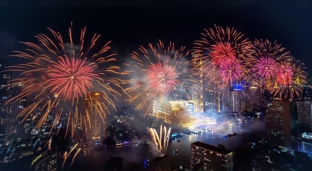 Het countdown van Bangkok 2022 heeft zich bij andere wereldhoofdsteden toegevoegd en werd wereldwijd bekeken.