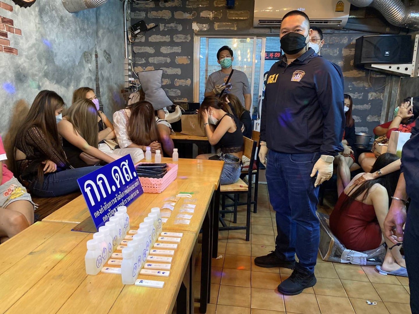 40 feestgangers op nieuwjaarsfeestje in restaurant Bangkok gearresteerd wegens vermeende illegale drugs