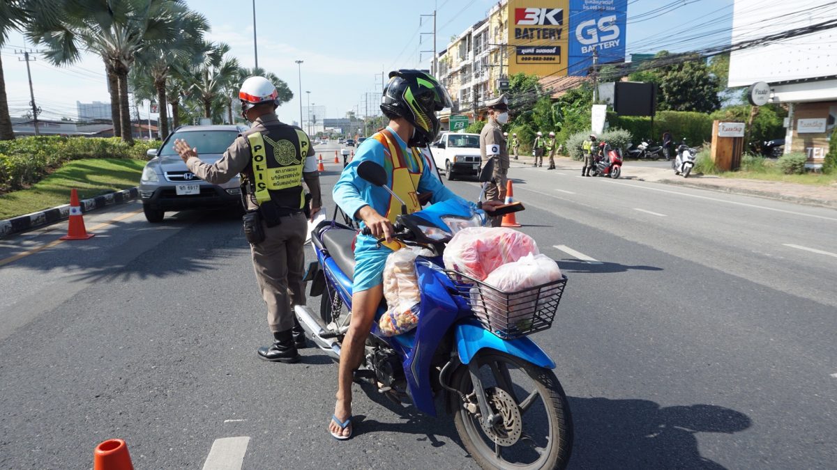 🎥 | De dagelijkse politie controleposten zijn terug in Pattaya, niet iedereen is daar blij mee