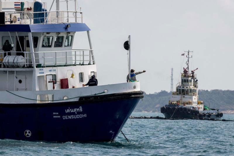 De provincie Rayong in Thailand roept de noodtoestand uit nu de olievlek het strand bereikt heeft
