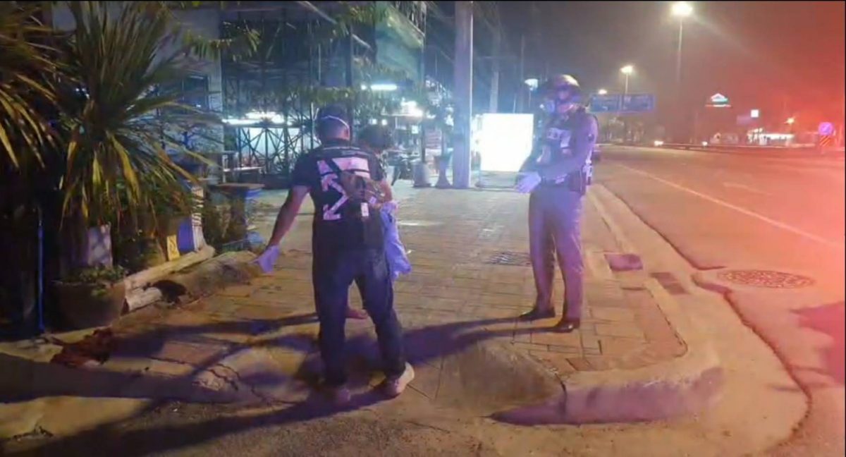 Naakte vrouw lopend langs Sukhumvit Road in Pattaya aangetroffen