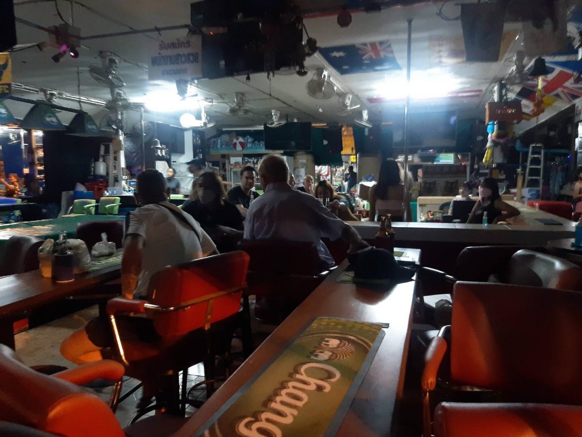 De politie van Pattaya arresteerde zeven ‘restaurant’-managers/-eigenaren voor het overtreden van de provinciale Covid19 regels