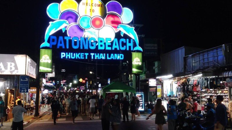 De lokale gezondheidsdienst van Phuket roept op tot verhoogde waakzaamheid nu de Omicron variant rondwaart