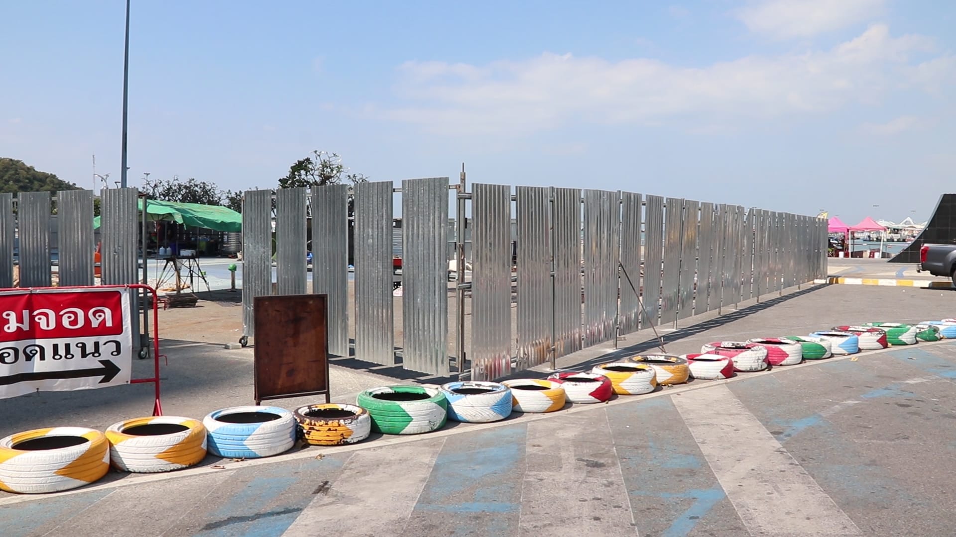 Volgens de loco-burgemeester van Pattaya, moeten er in april 32 openbare toiletten op de Bali Hai-pier klaar zijn.
