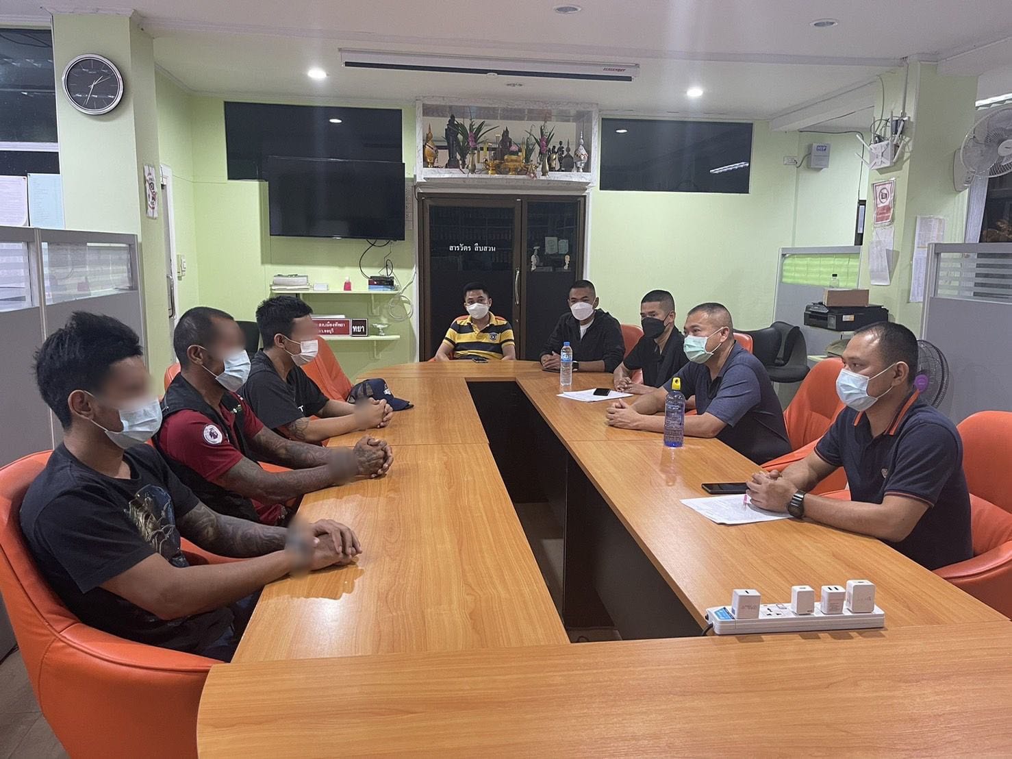 🎥 UPDATE | Drie verdachte Thaise mannen die betrokken waren bij de “gewelddadige vechtpartij” bij de Tree Town Markt in Pattaya gearresteerd