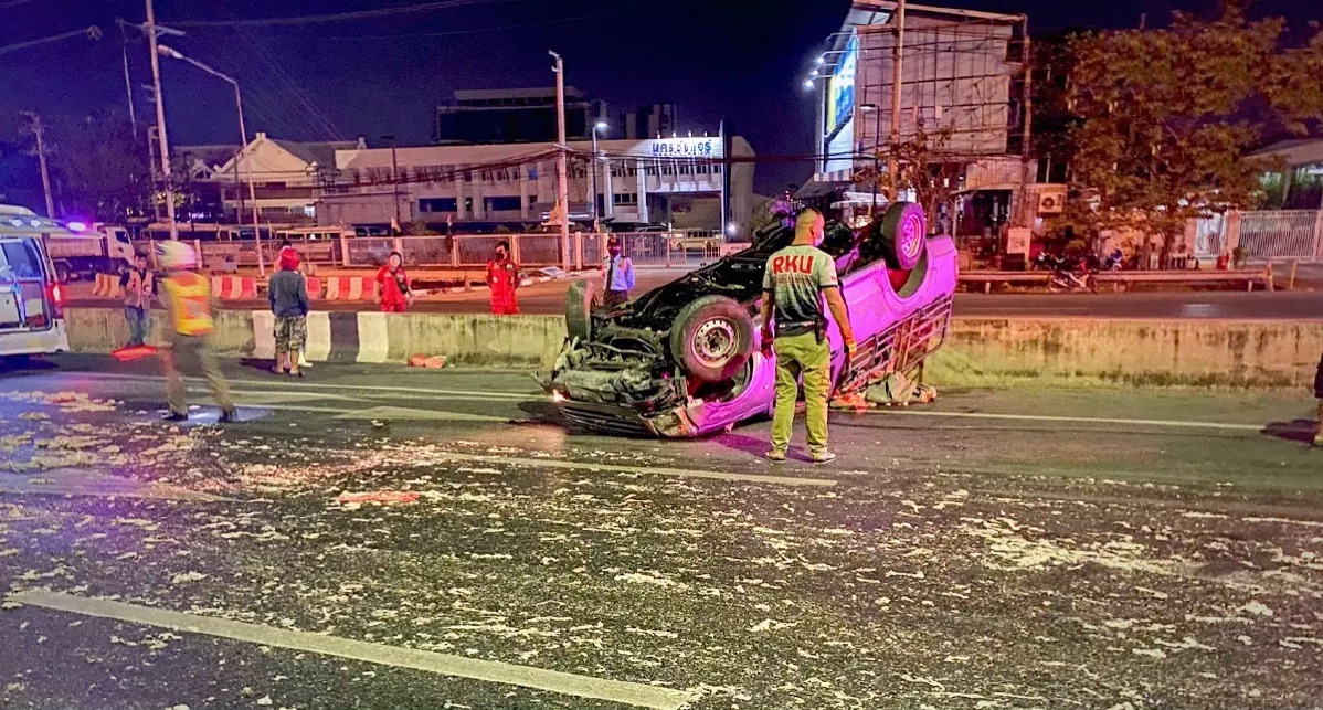 Met kip beladen pick-up truck kantelt op Vibhavadi Rangsit Road in Bangkok en veroorzaakt verkeersopstopping