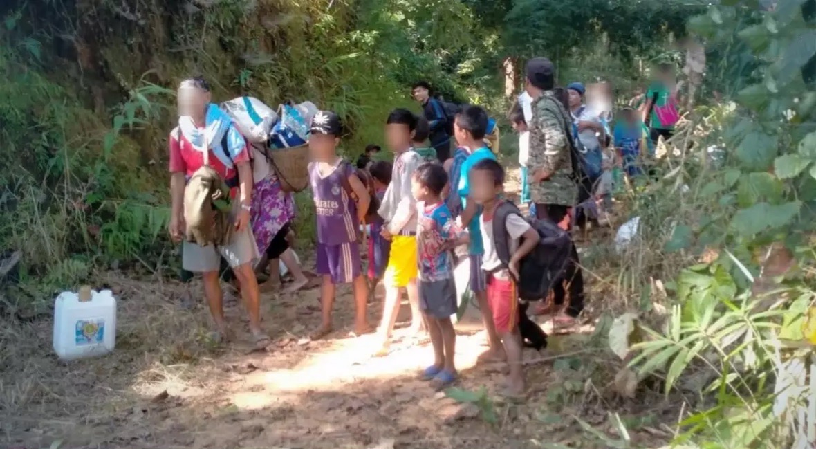 586 leden van de Karen gemeenschap wippen de grens naar Mae Sot over, om aan het geweld van het leger uit Myanmar te ontkomen