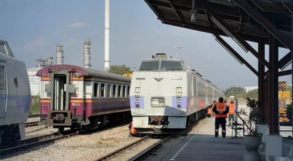 De door Japan gedoneerde Japanse treinen zijn midden dit jaar klaar om over het Thaise spoor te denderen