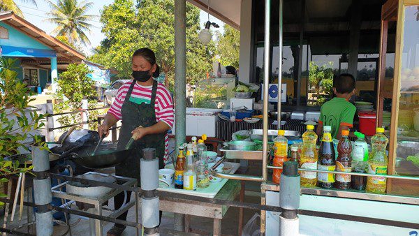 Thaise vrouw in Cha Am verandert haar huis in à-la-carterestaurant en verkoopt nu pad kapraow voor slechts 20 baht