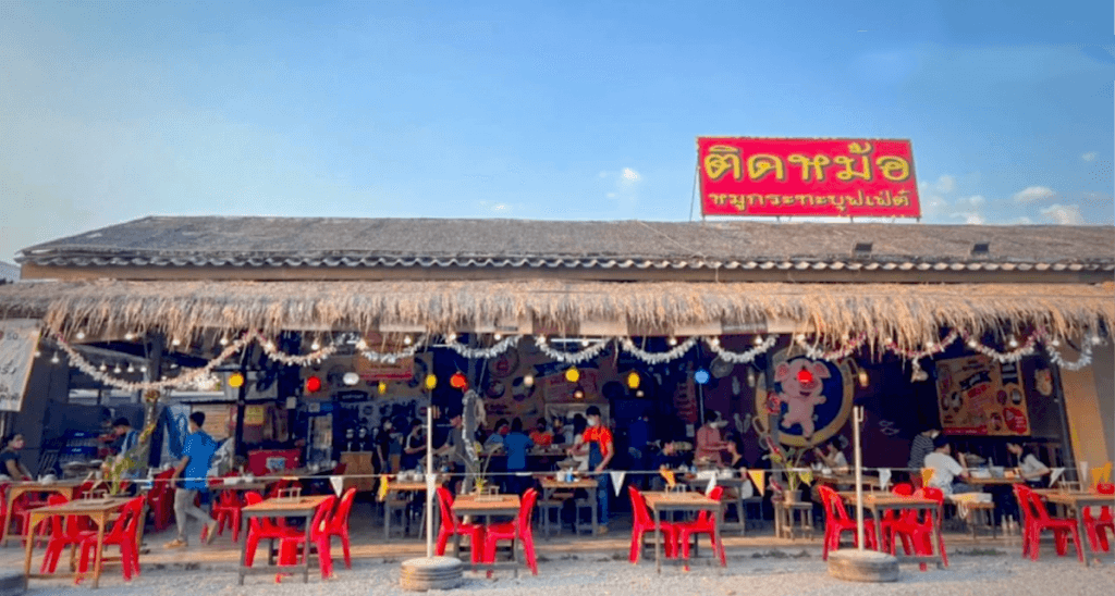 Het serveren van krokodillenvlees in restaurant shabu-shabu in Nakhon Pathom blijkt een weergaloos succes te hebben