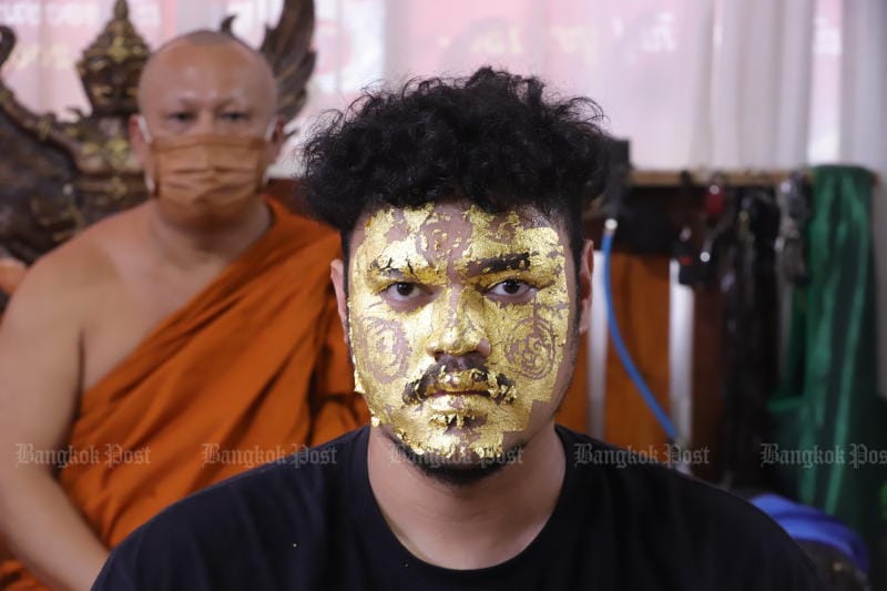 Tempelabt in Nonthaburi gevraagd om gezichtsverguldingsritueel te staken, om Covid19 verspreiding te voorkomen