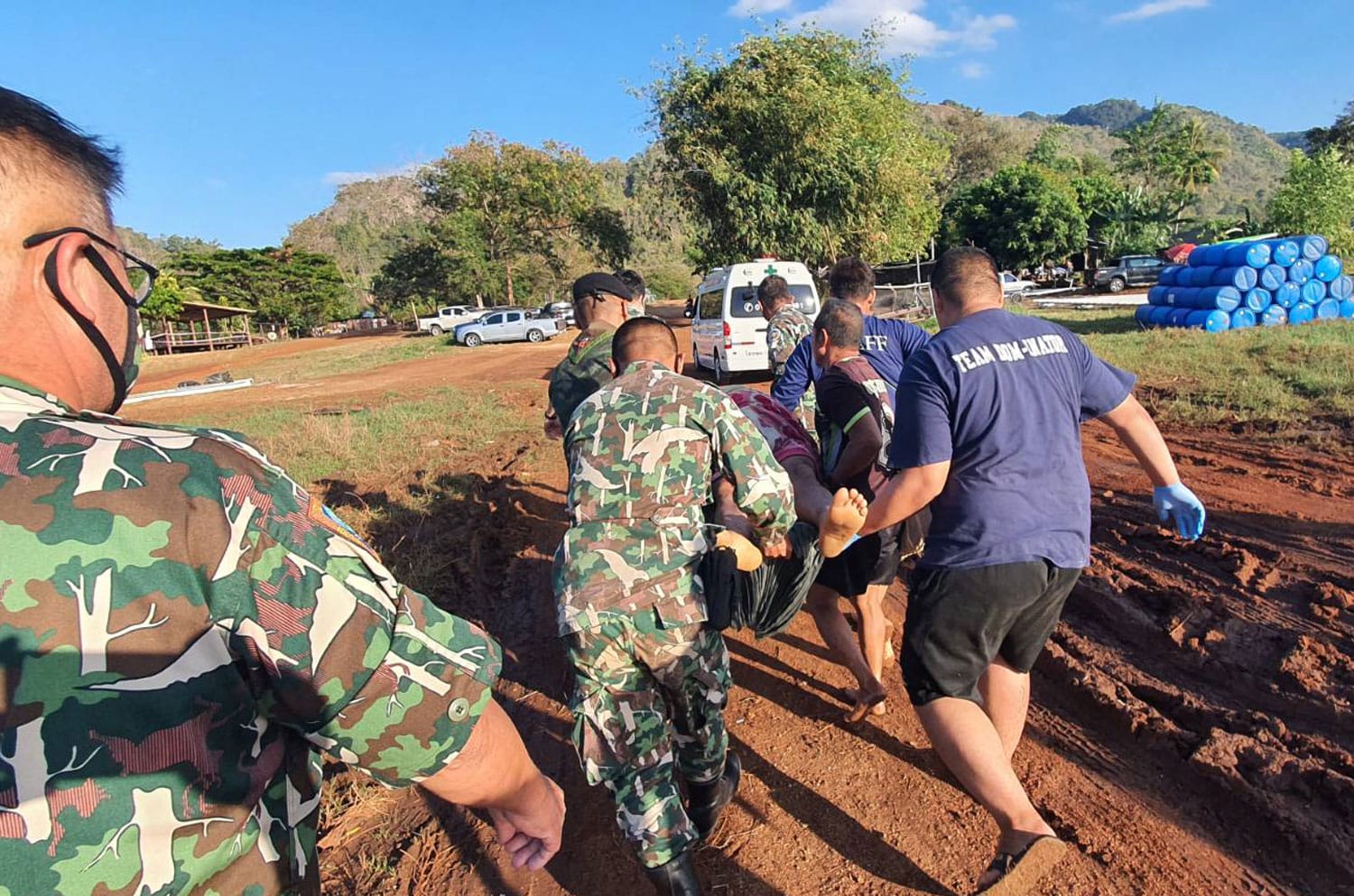 Lid van de Karen-stam raakt gewond bij een aanval van drie tijgers in Kanchanaburi