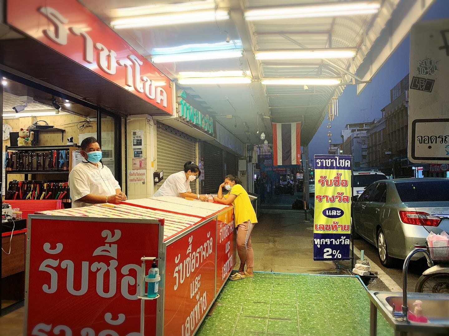 Vrouw in de Isaan steelt voor 10.000 baht aan loten van verkopers